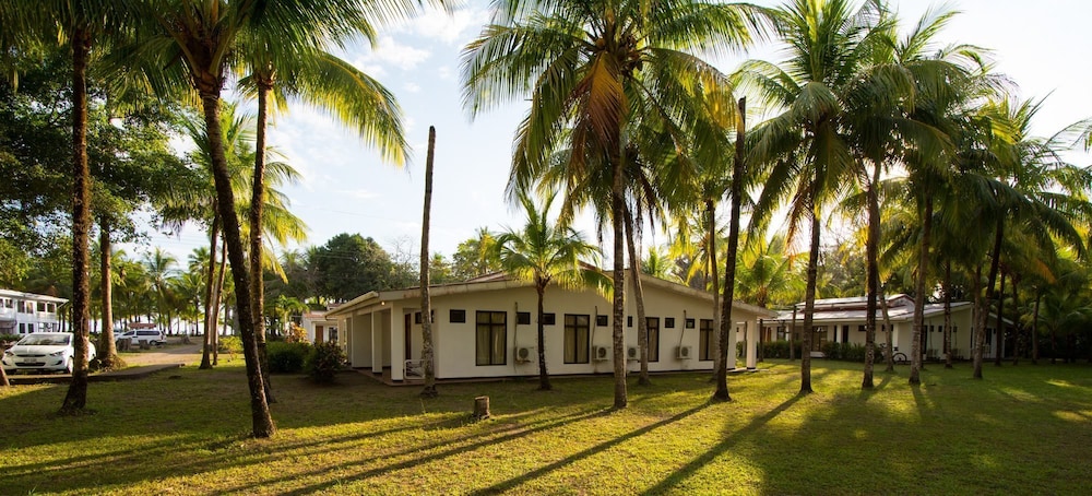 La Isla Hotel 25/35