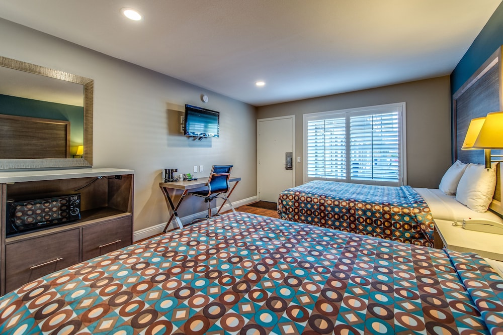 Hotel 414 Anaheim 33/66