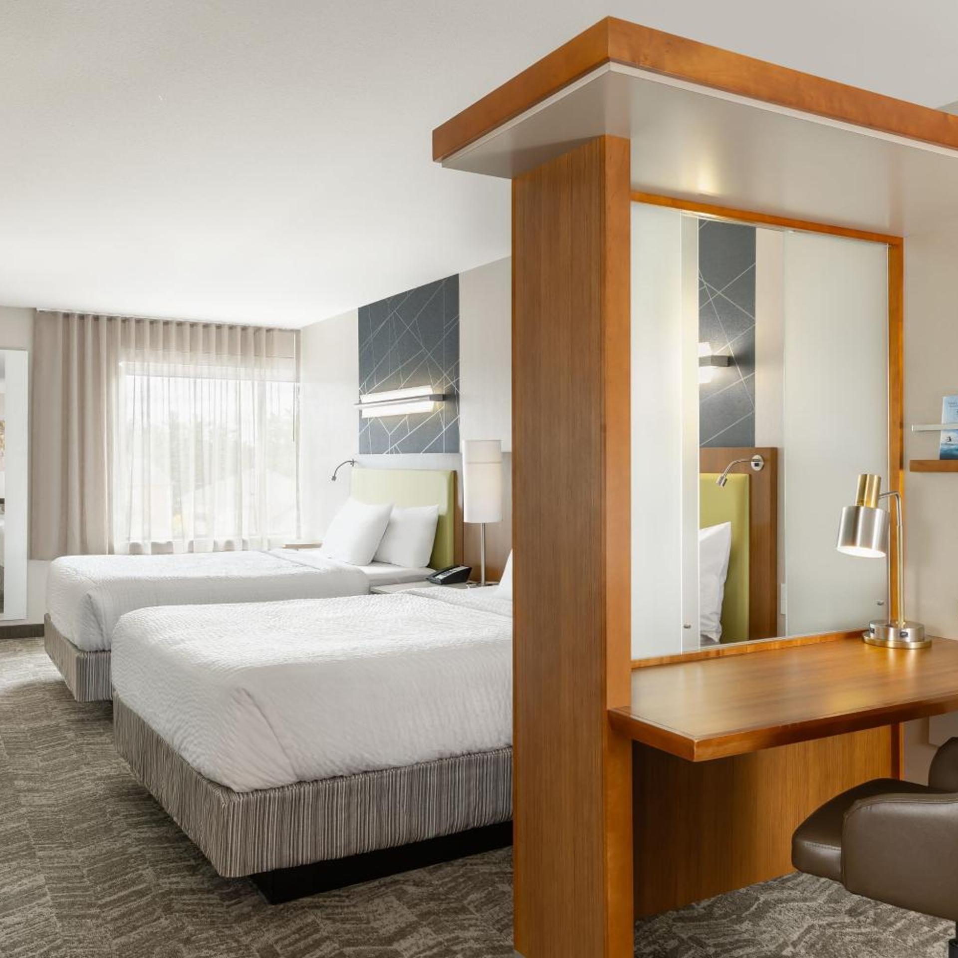 جناح بسريرين كوين مع سرير سحّاب إضافي مع أريكة بحوض استحمام لذوي الإعاقة