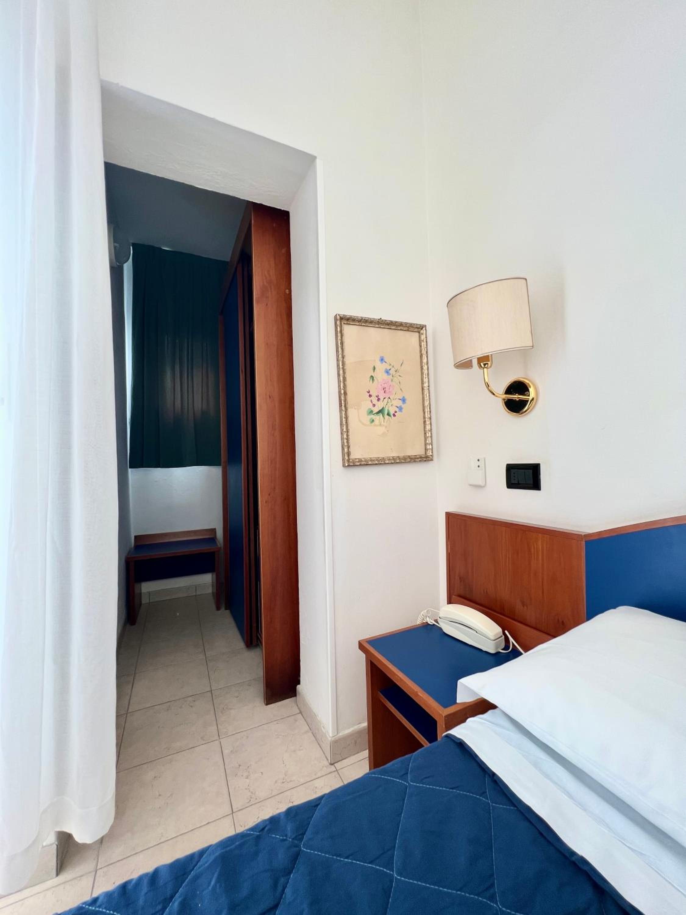 غرفة مفردة، Hotel Montecarlo 5/10