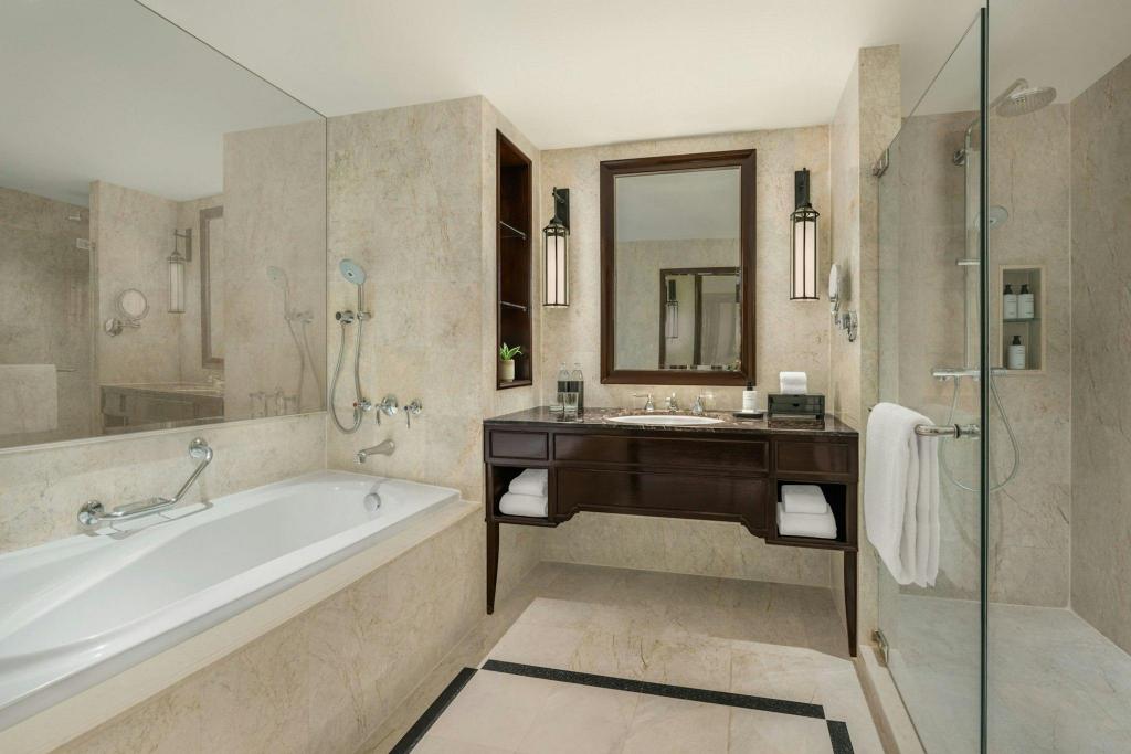 Royal, Guest Room, King Bed, Club Lounge Access, Club Level, THE ATHENEE HOTEL, A LUXURY COLLECTION HOTEL BANGKOK 5/7