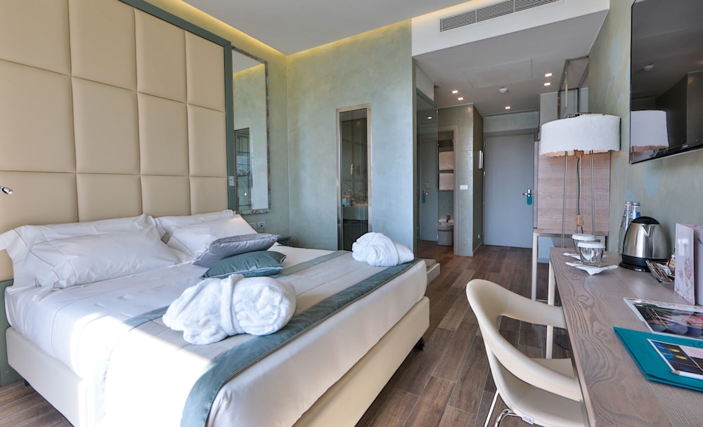 DELUXE, DOUBLE BED, RIVER VIEW