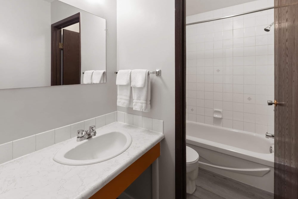 Howard Johnson by Wyndham Edson 56/57