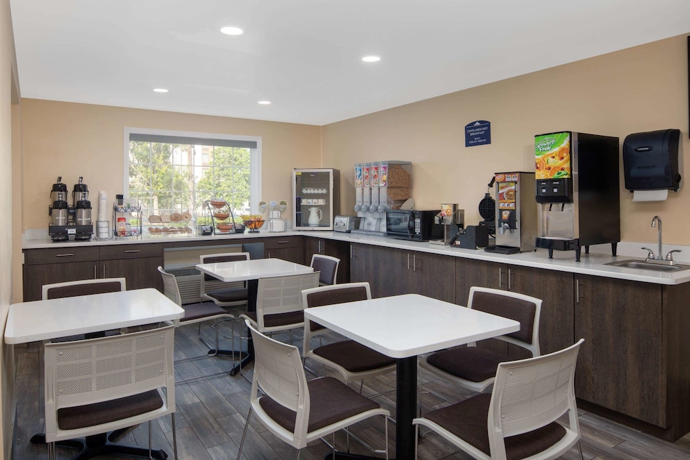 Microtel Inn & Suites by Wyndham Columbia/Fort Jackson N 26/37
