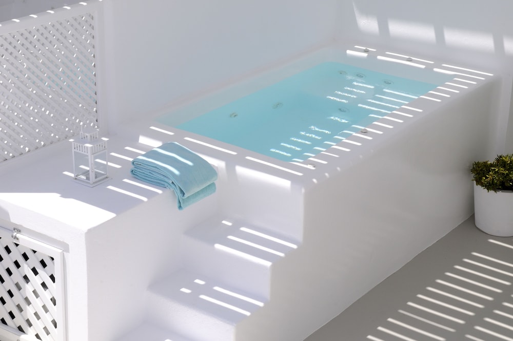 Aqua Luxury Suites 40/75