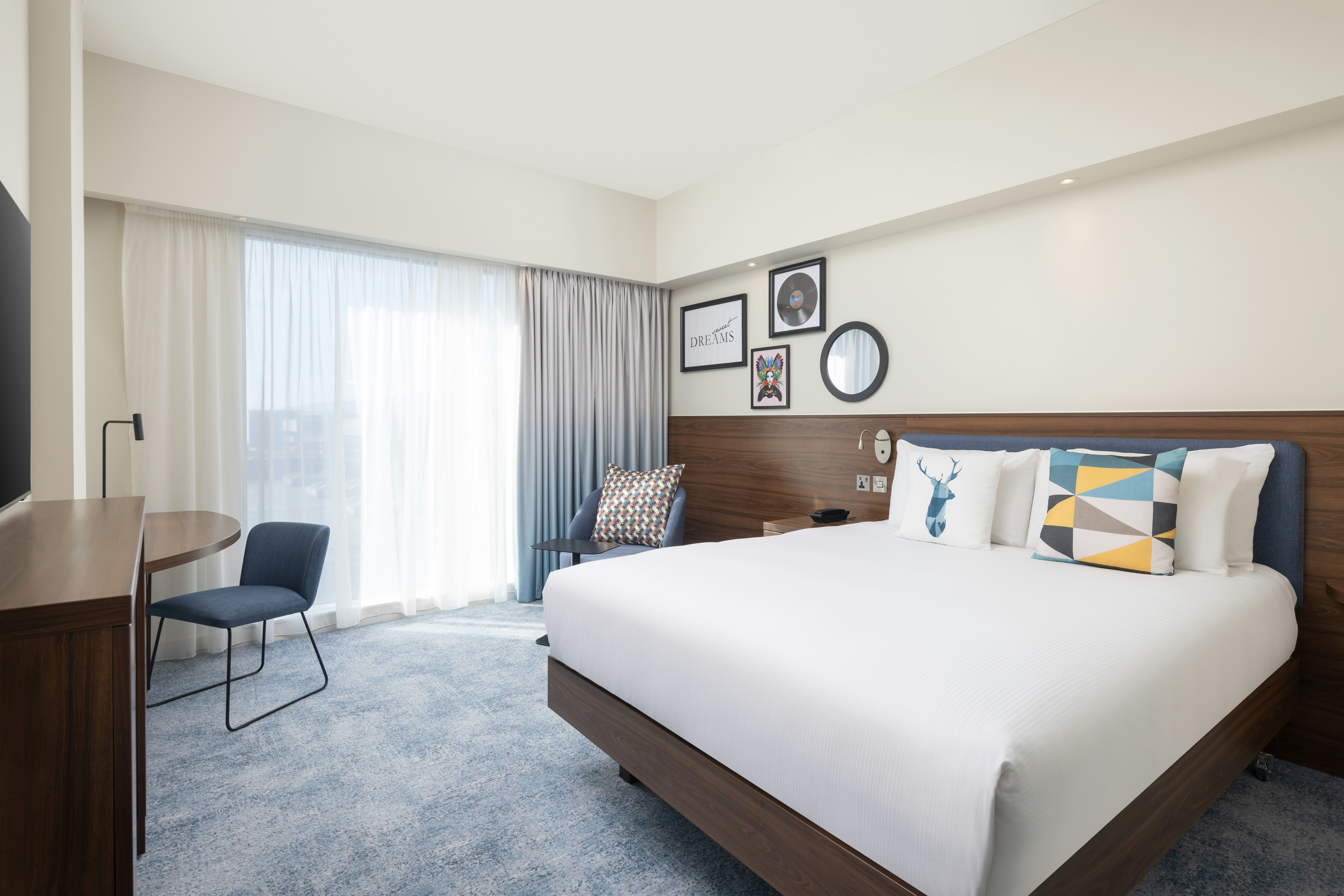 ROOM, QUEEN BED
