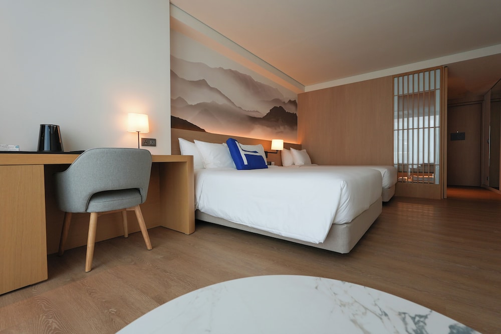 DELUXE, 1 QUEEN AND 1 SINGLE BED, NO VIEW