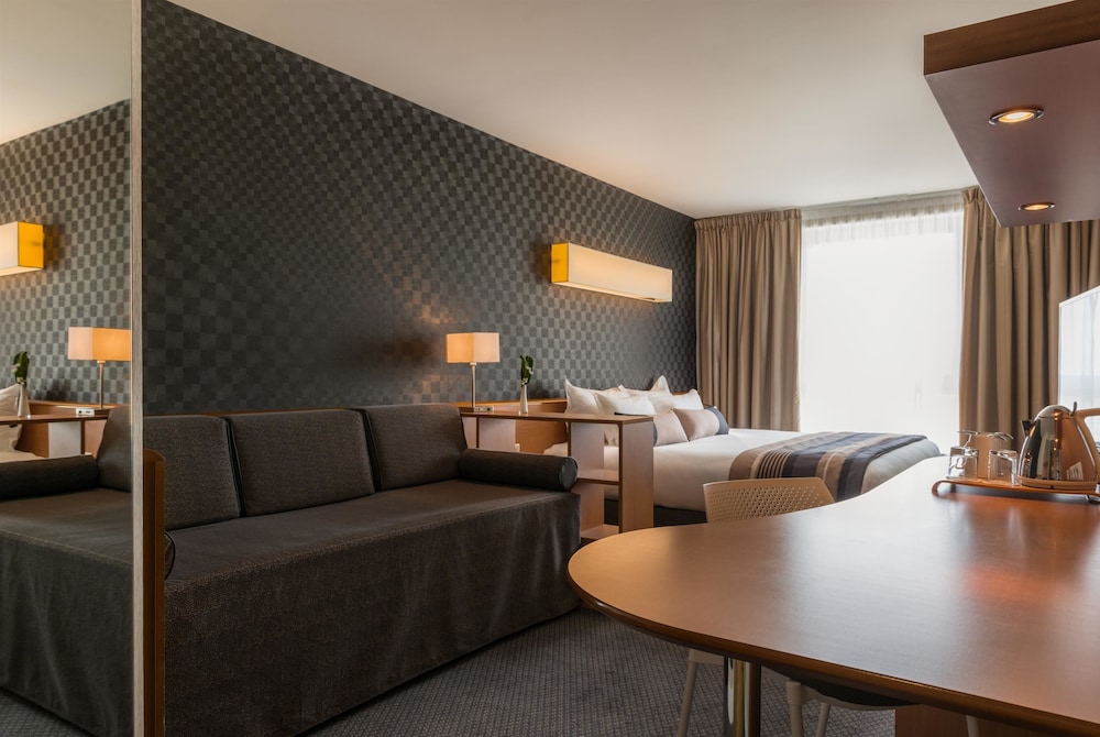 Best Western Plus Paris Saclay 24/65