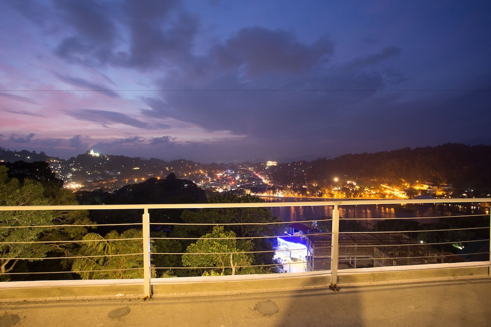 Sandriana Lake View Hotel 33/35