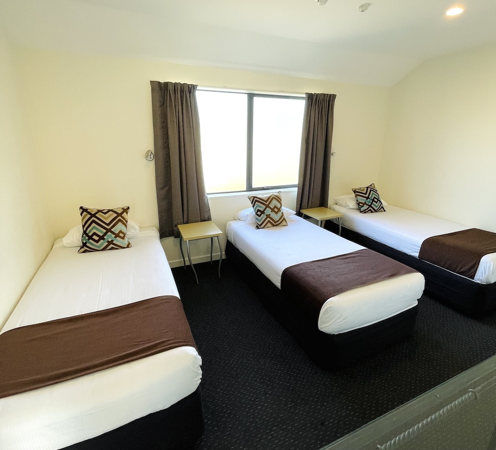 298 Westside Motor Lodge 17/41