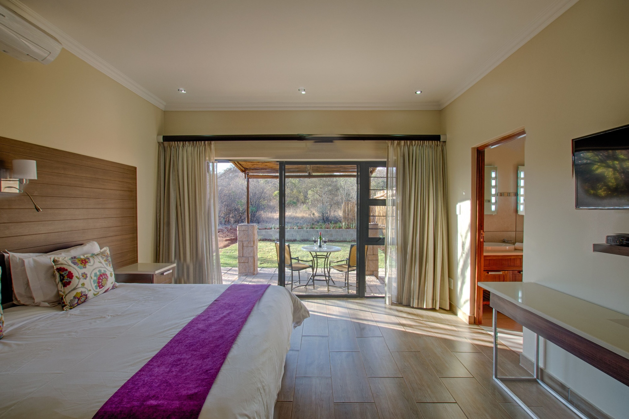 Deluxe, Queen Bed