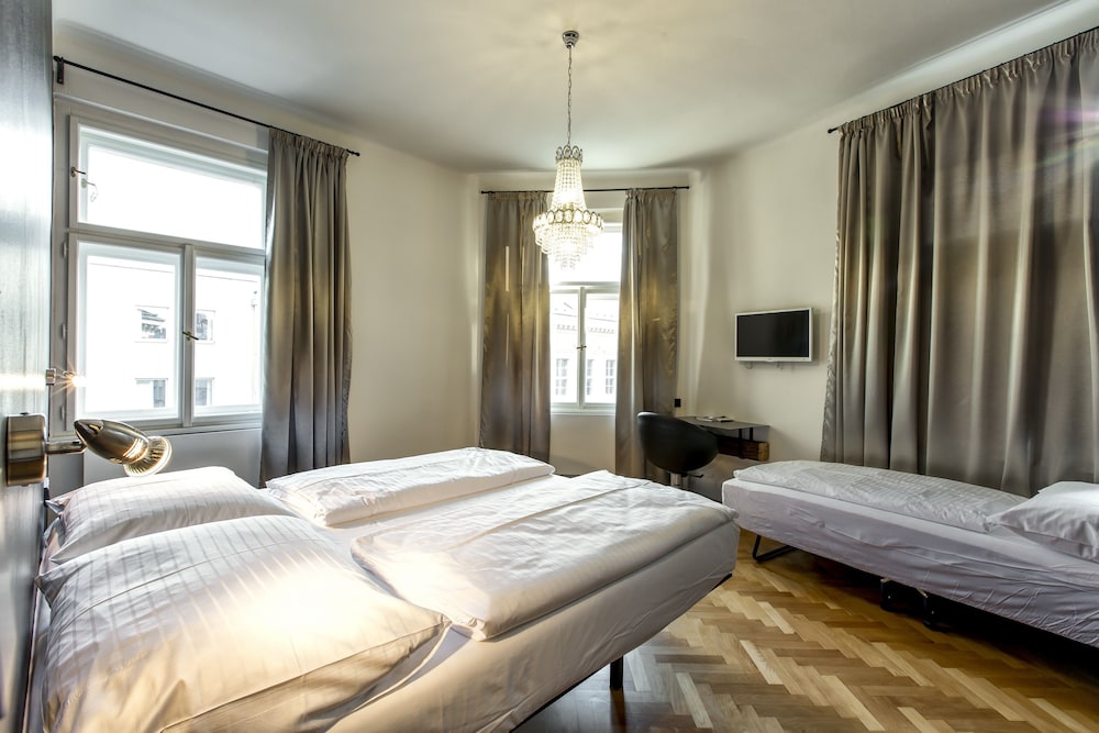 Sophie Apos S Hostel 14/71