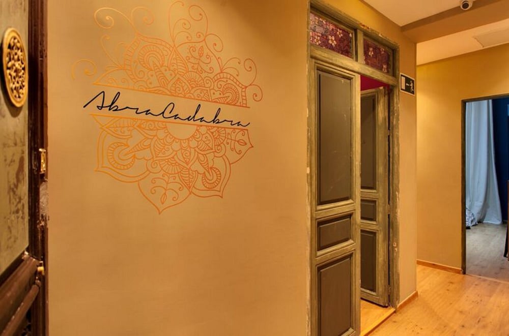ABRACADABRA SUITES 2/54