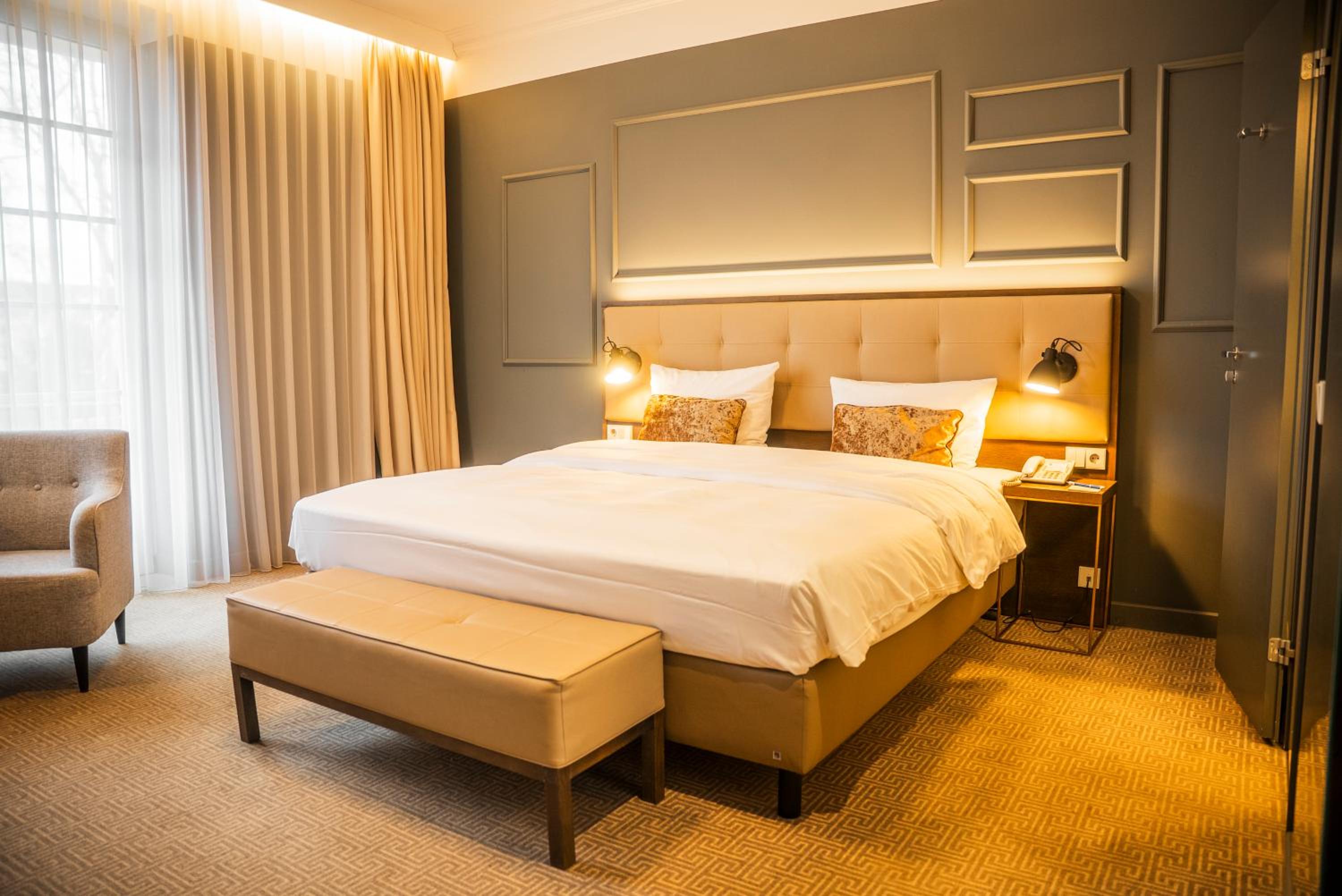 Elegant, King Bed