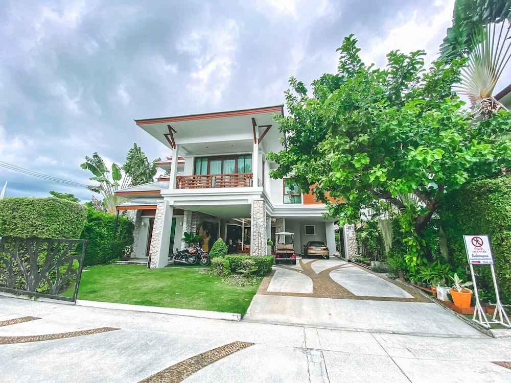 Royal Sammuk villas in CHONBURI