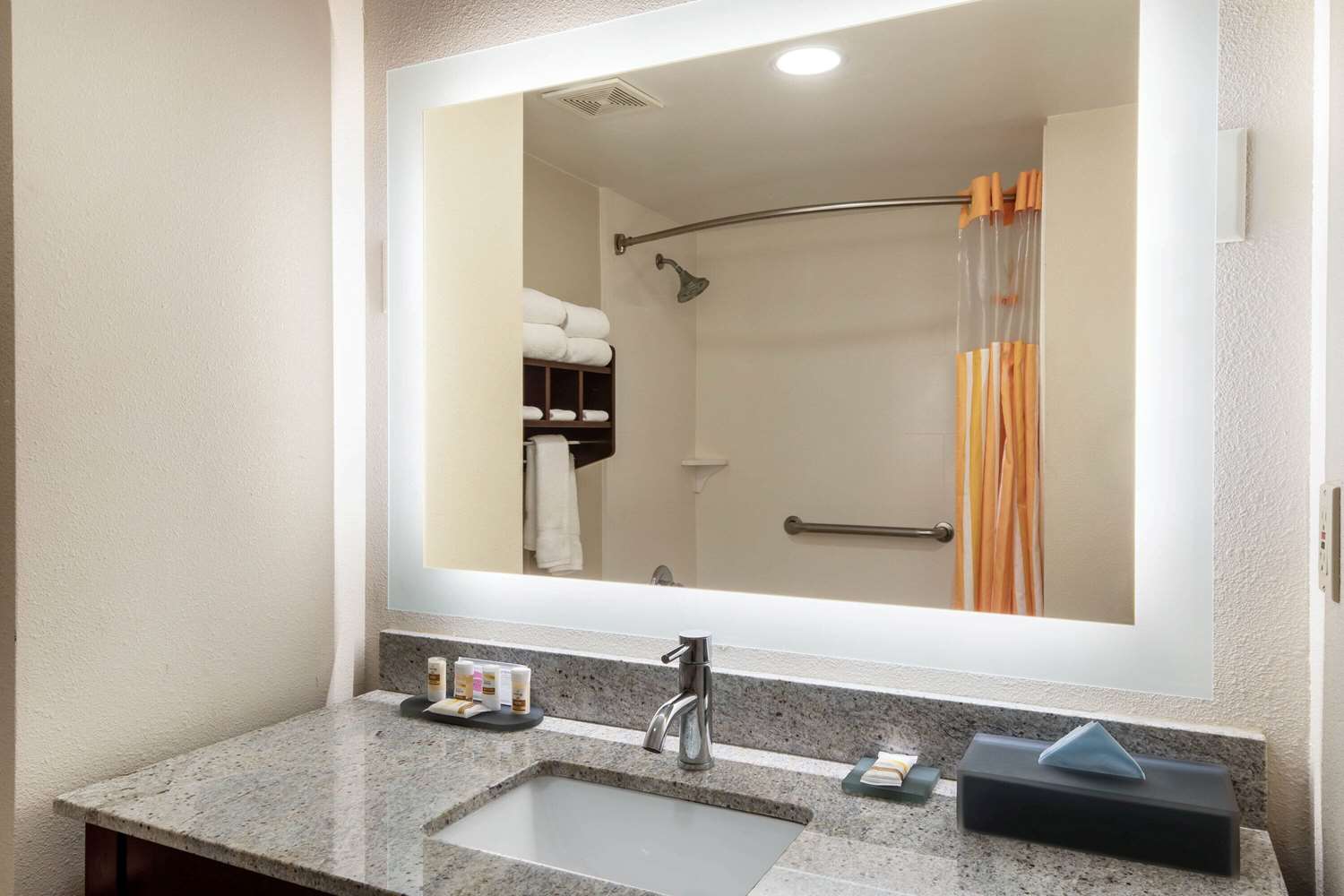 La Quinta Inn and Suites by Wyndham LaGrange / I-85 24/26
