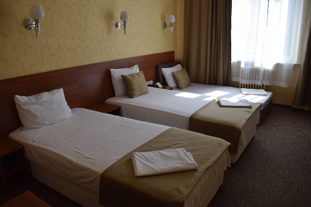 FAMILY, TWIN BEDS