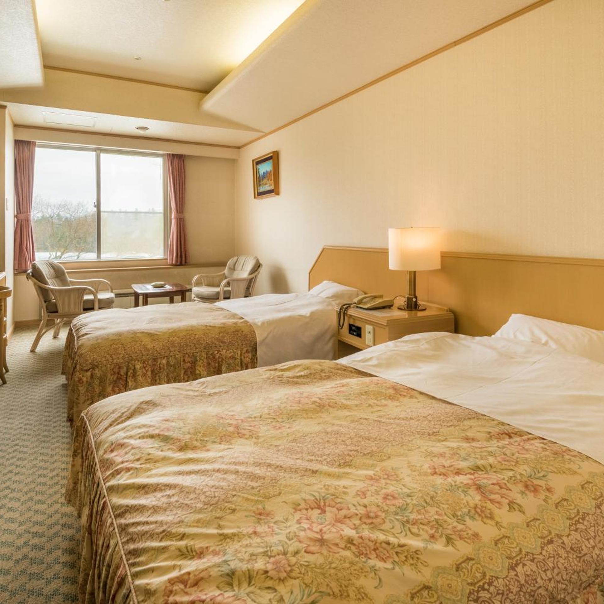 Crystal, Twin Beds, Lake View