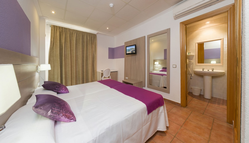 Hostal Adelino 6/22