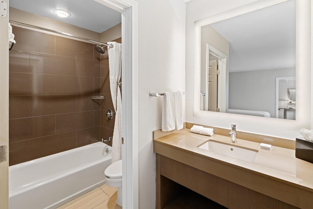 Hyatt House Boston/Burlington 70/72