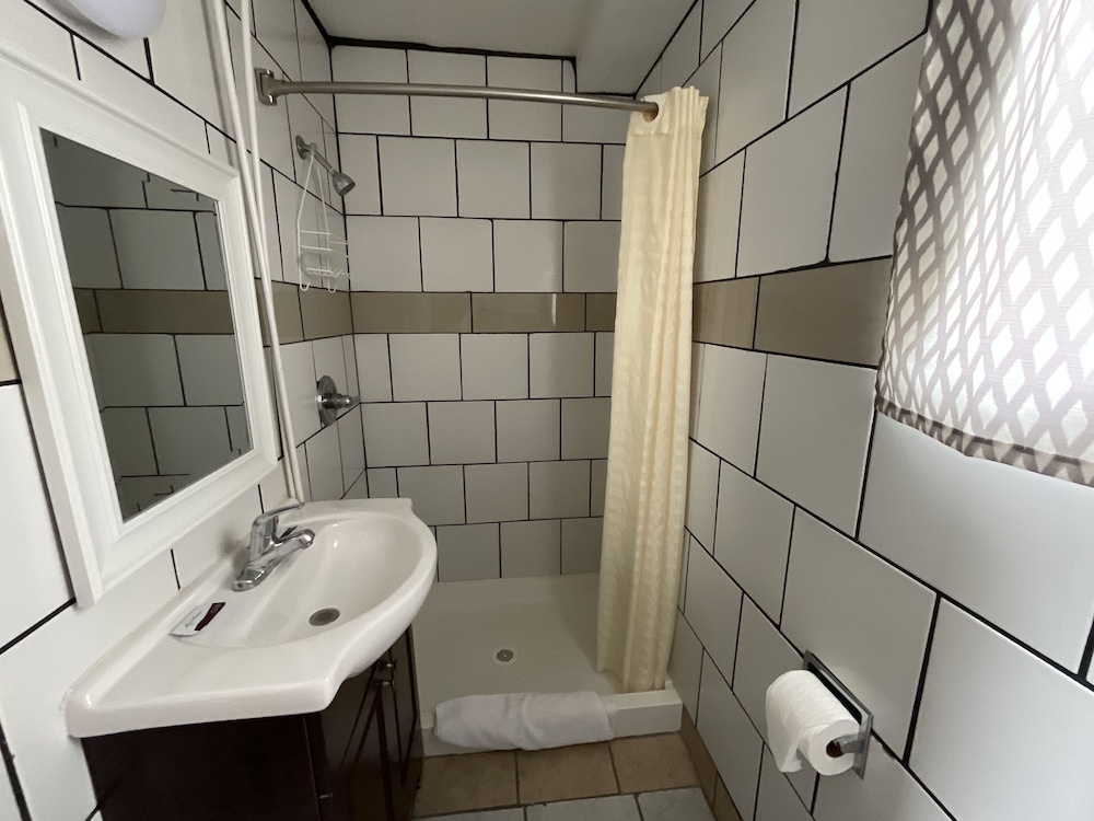 Family, 1 Single and 3 Double Beds، Kansan Motel 3/5