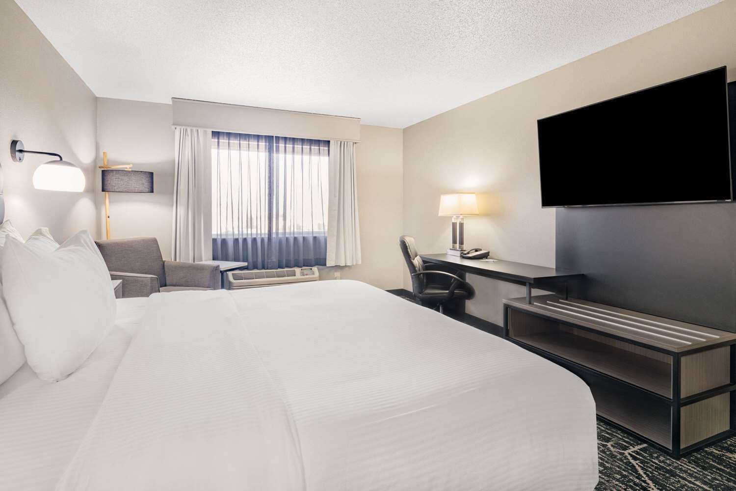 La Quinta Inn & Suites by Wyndham Evansville 7/43
