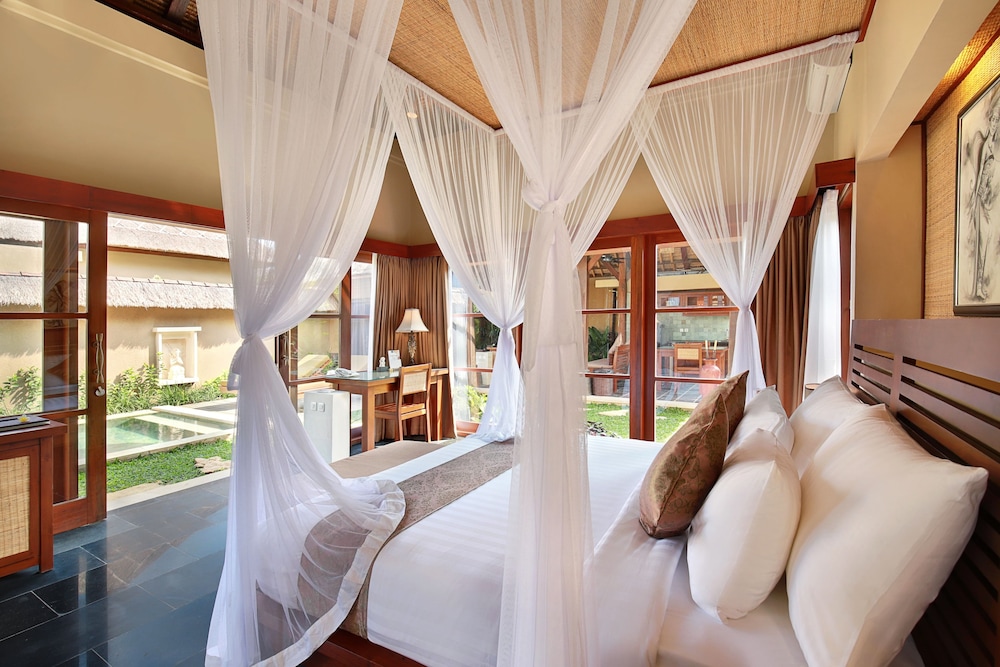 3 BEDROOMS, POOL, VILLA