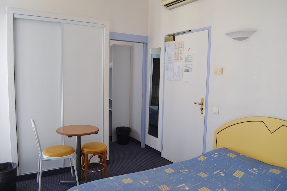 Modern Hotel 18/36