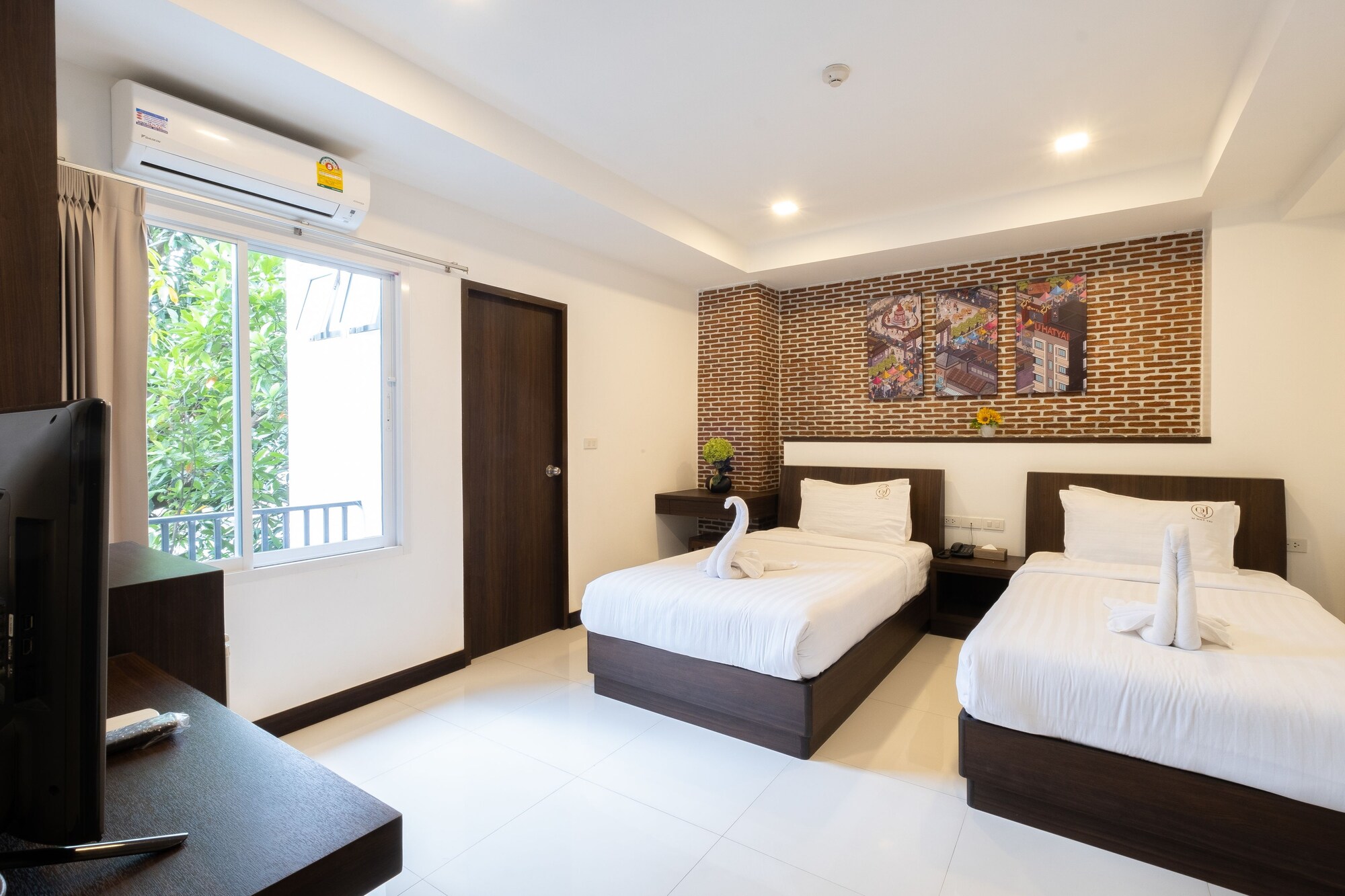 DELUXE, TWIN BEDS