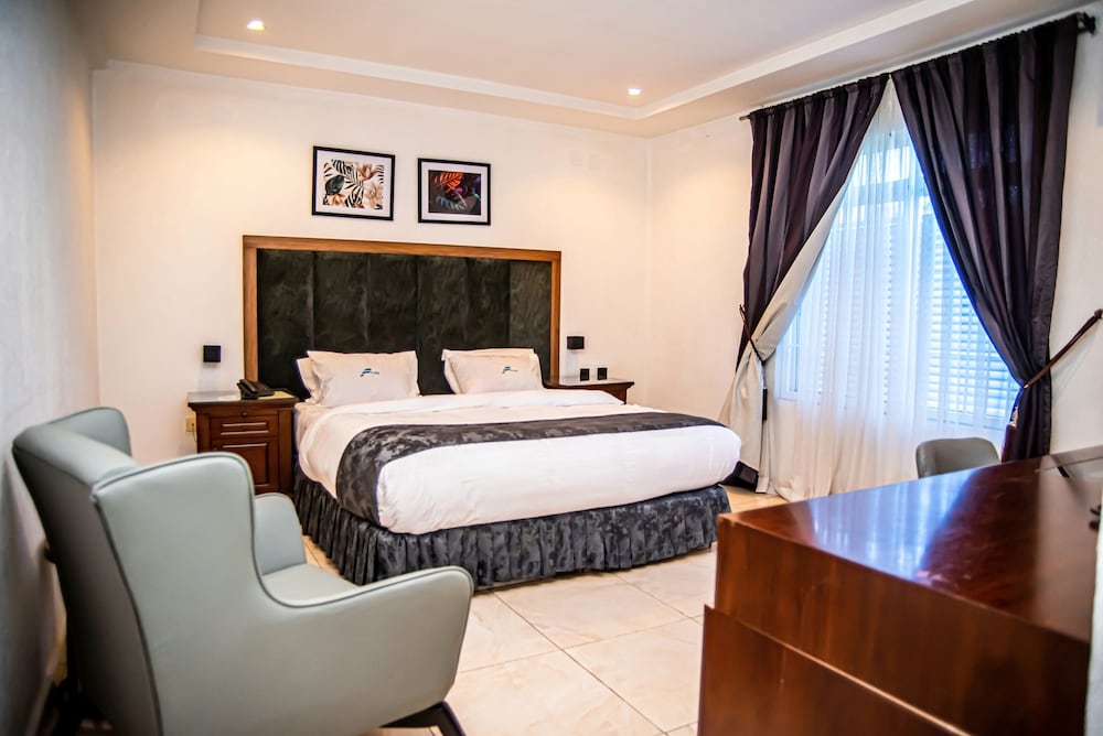 SUPERIOR, QUEEN BED