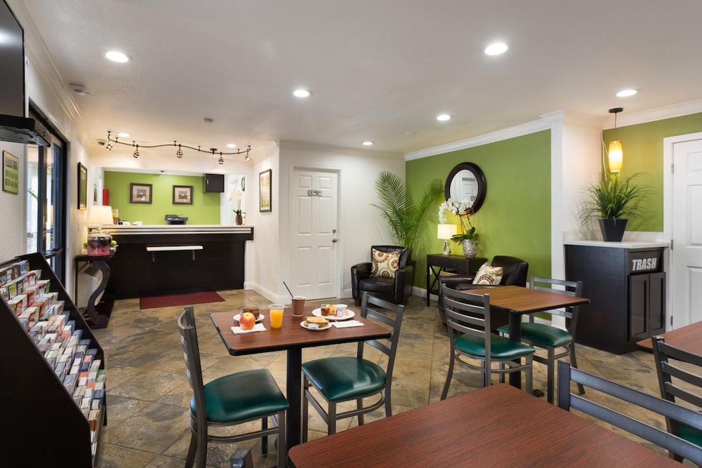 Rodeway Inn San Jose HWY-101 Tully Rd Exit 23/27
