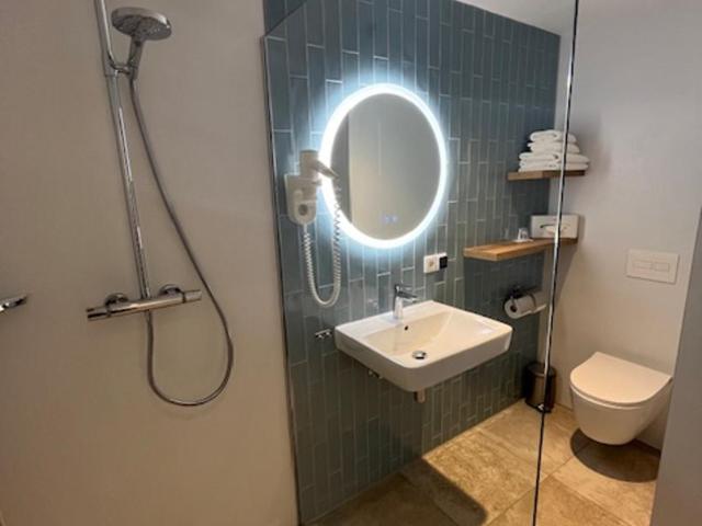 Semi Basement, Standard, with Extra Bed, Boulevard Hotel Scheveningen 4/8