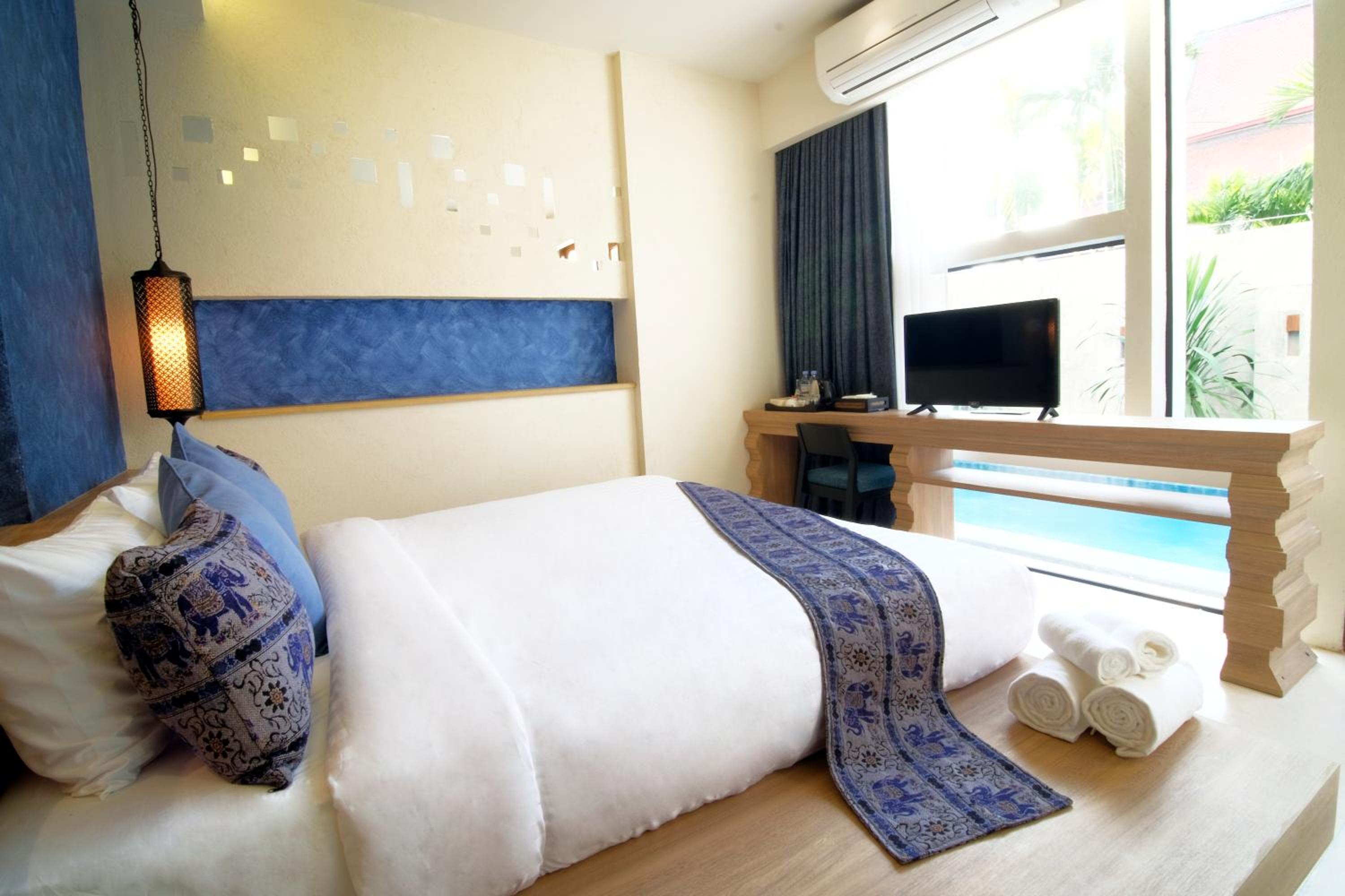Deluxe, Bathtub, Pool Access