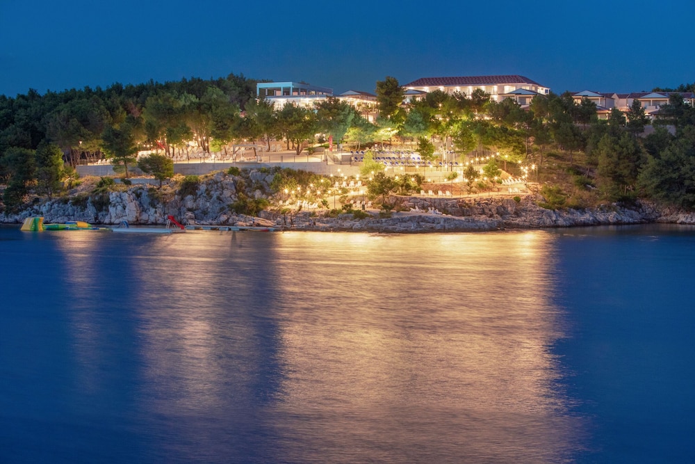 Gava Waterman Milna Resort 69/74