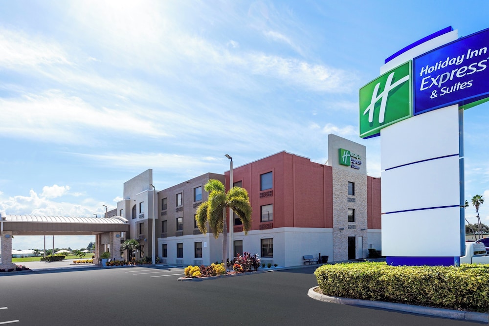 Holiday Inn Express Hotel Suites Clewiston 44/46
