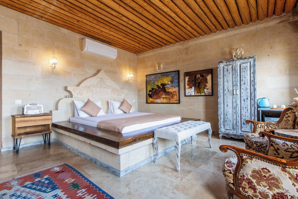 Karlik Cave Suite 9/50
