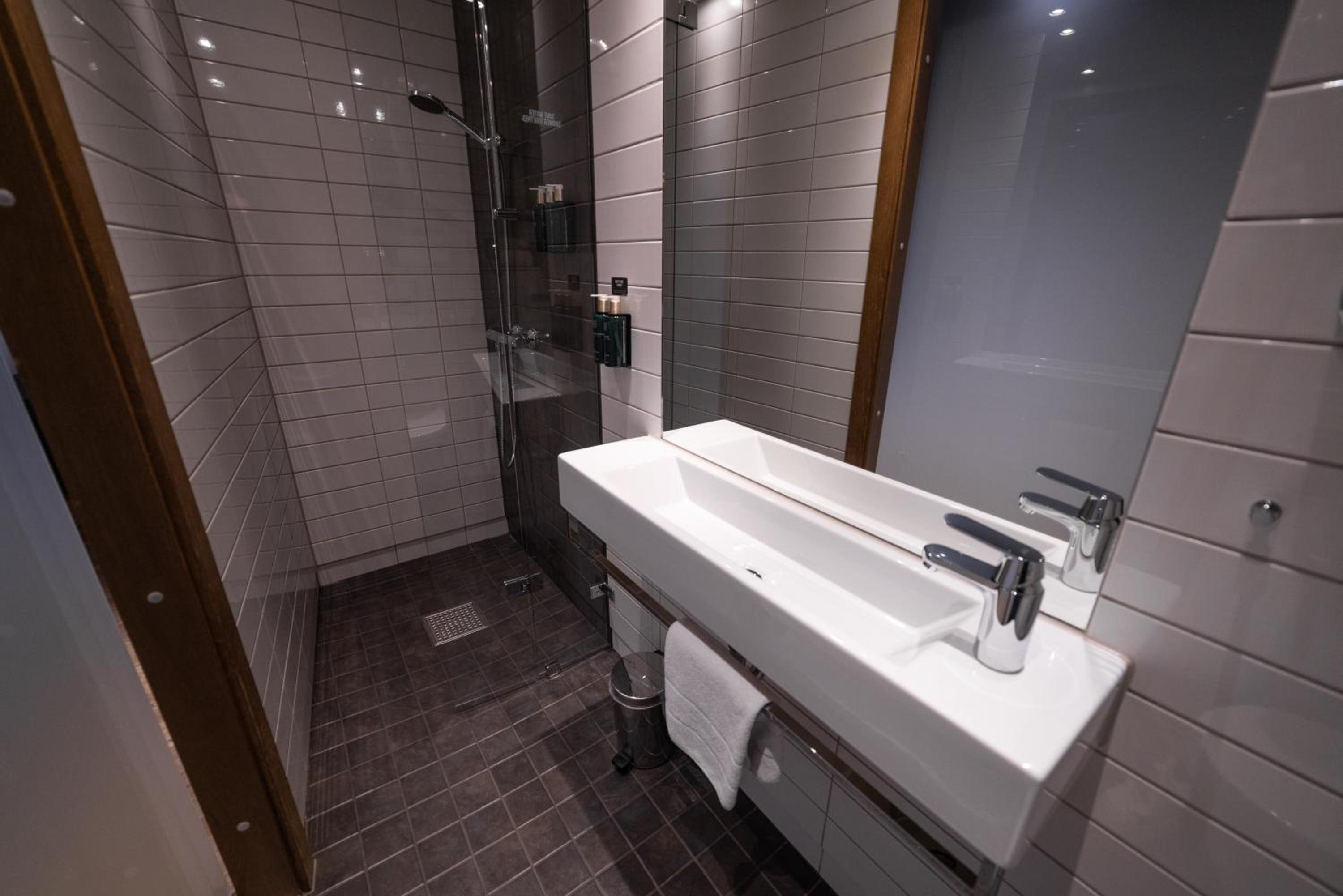 Compact, Double Bed، Clarion Hotel The Edge 7/9