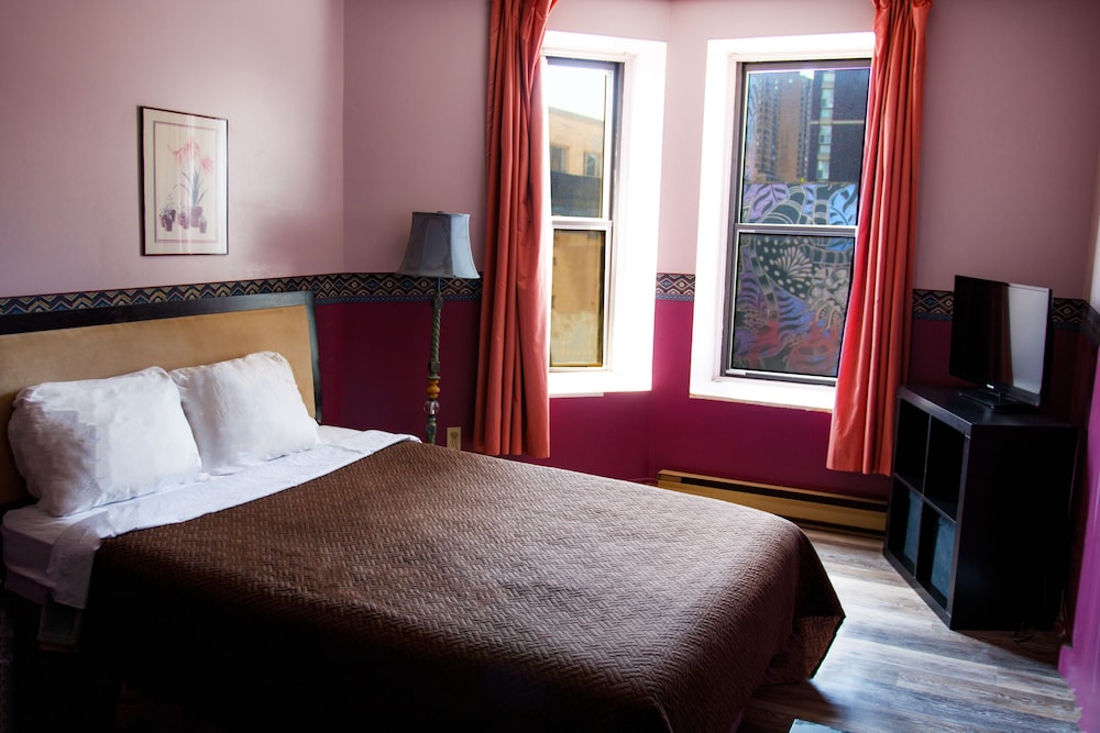 STANDARD, QUEEN BED, PRIVATE BATHROOM