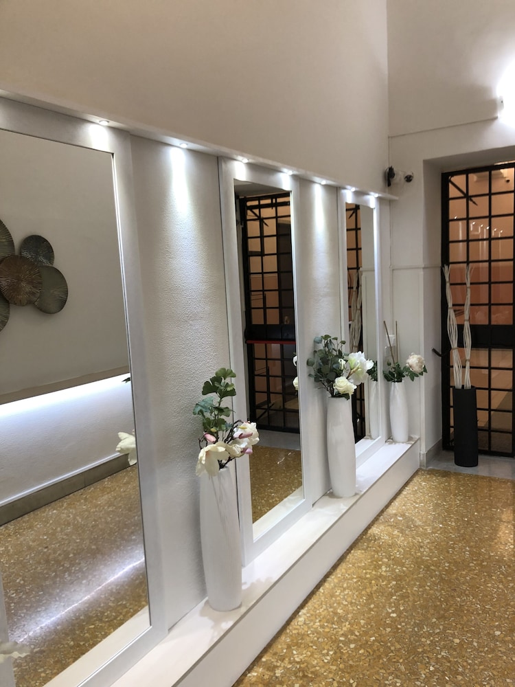 Cairoli Hotel 11/79