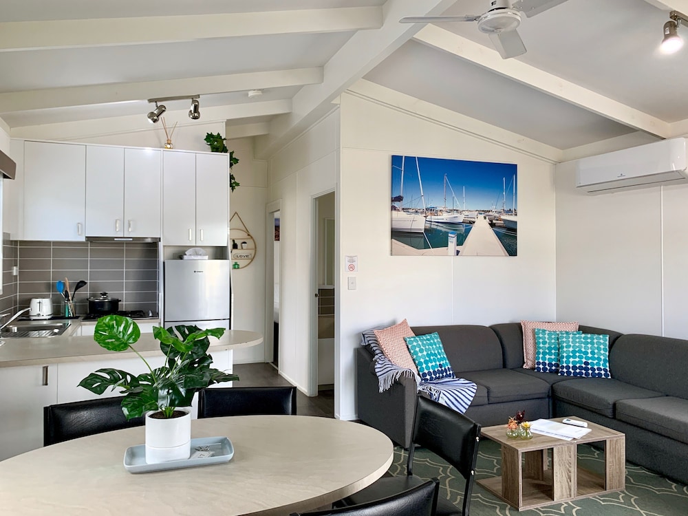 Apollo Bay Waterfront Motor Inn 50/80
