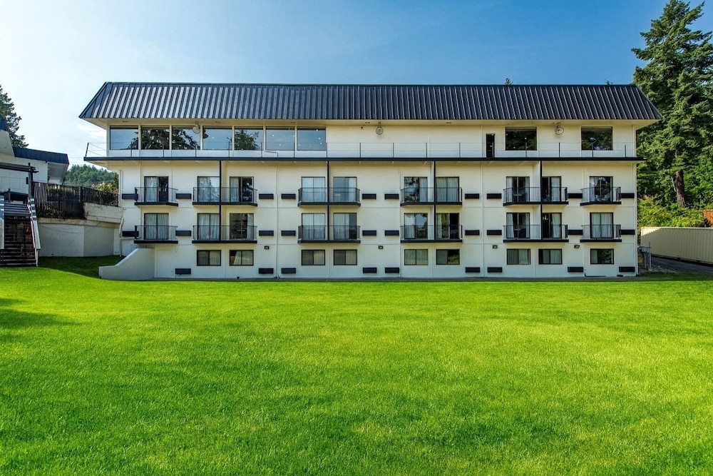 Oyster Bay Inn & Suites 5/70