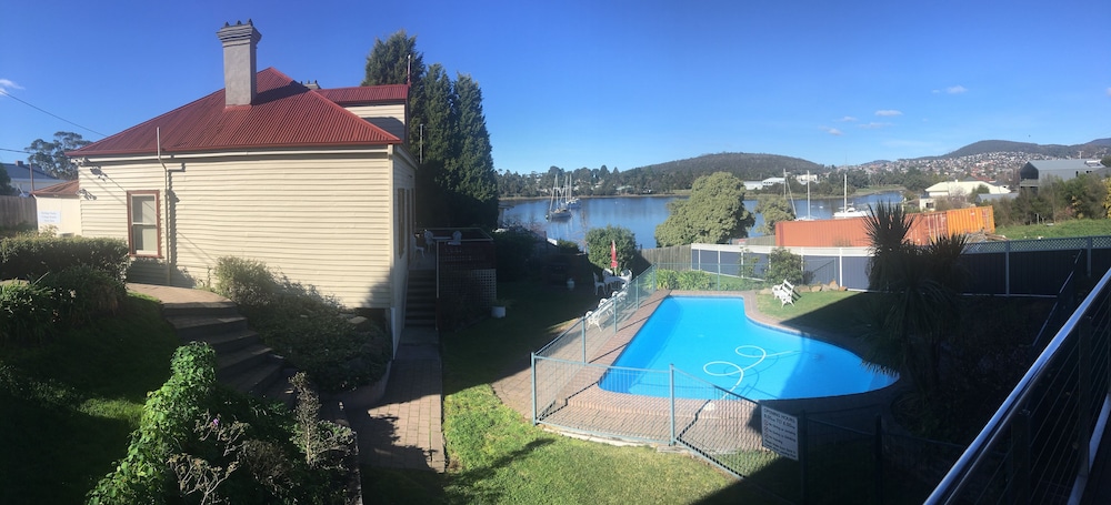 Waterfront Lodge Motel 64/70