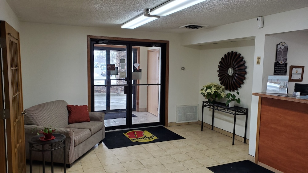 Super 8 by Wyndham Waverly 34/57