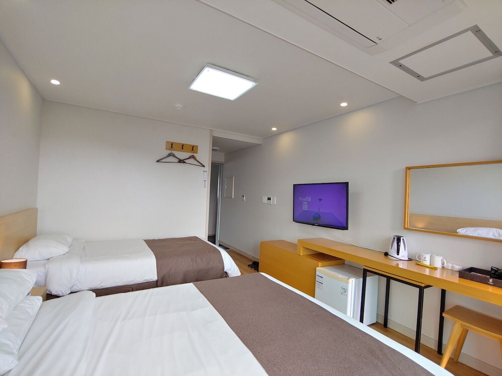DELUXE, TWIN BEDS