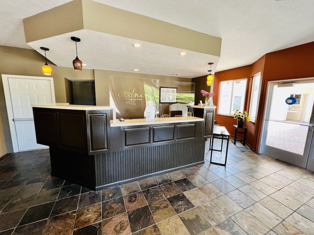 Court Plaza Inn & Suites 8/64