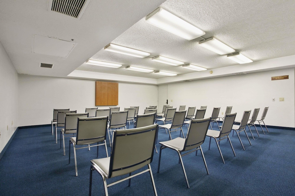 Days Inn by Wyndham Buena Park 31/34