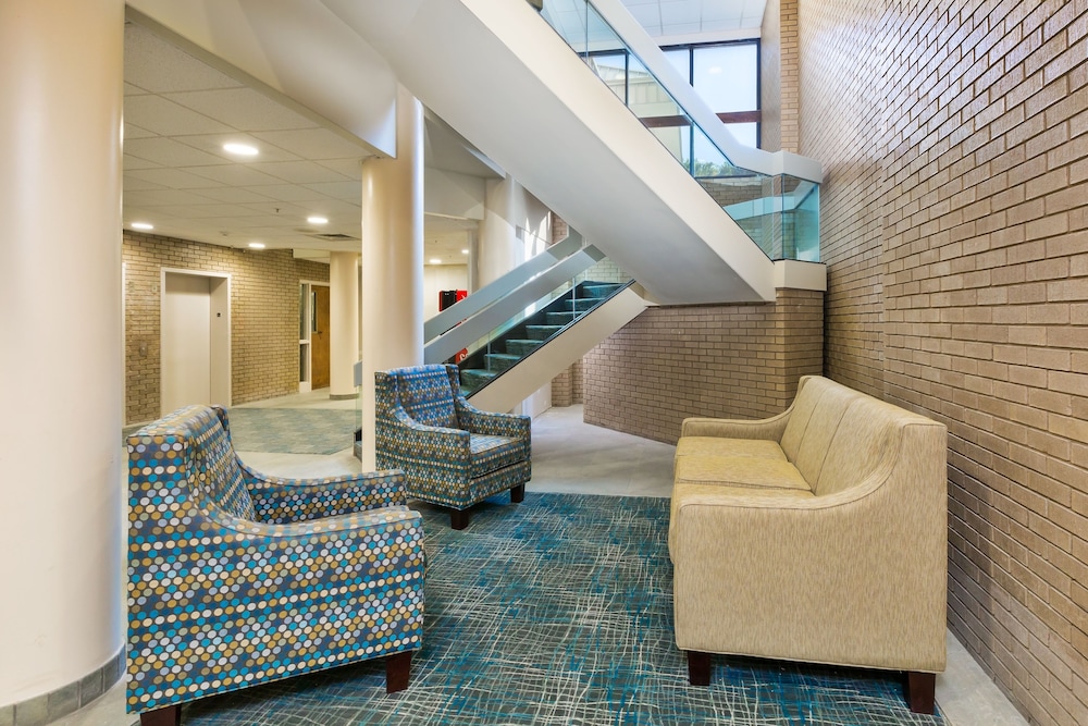 Clarion Hotel & Suites BWI Airport North 37/62