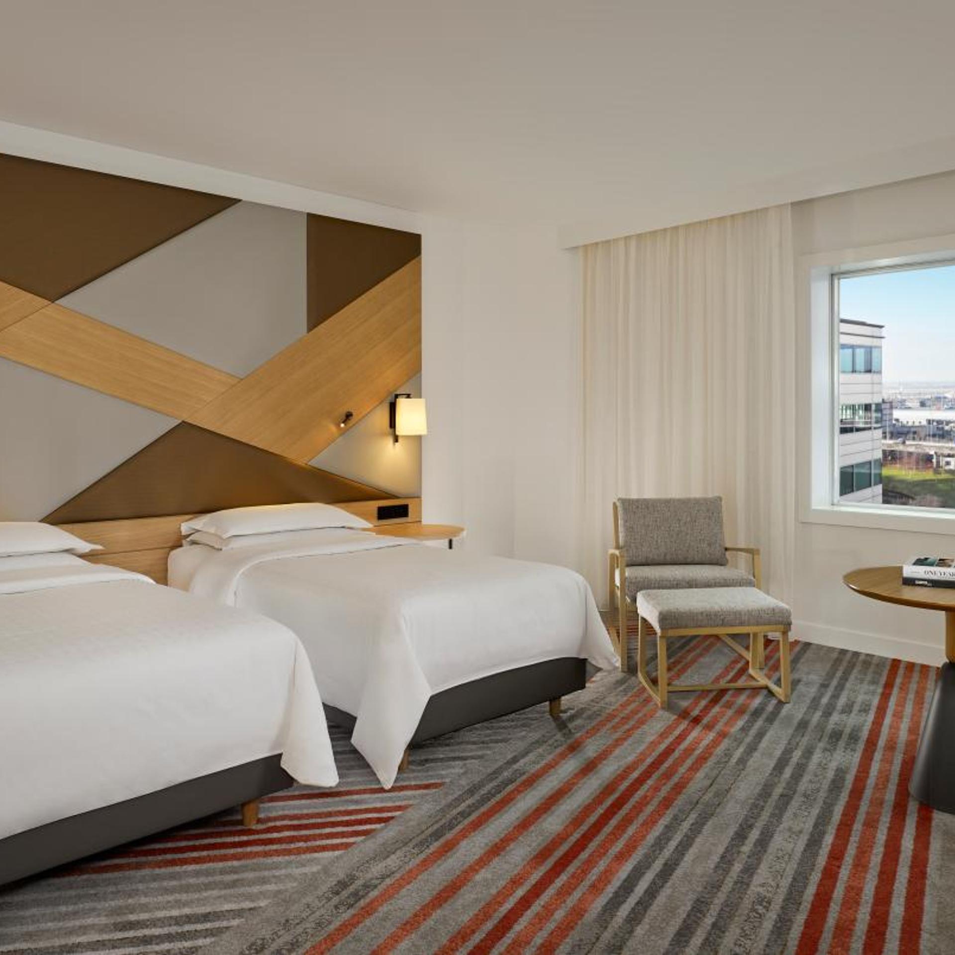 Deluxe, Twin Beds, Airport View