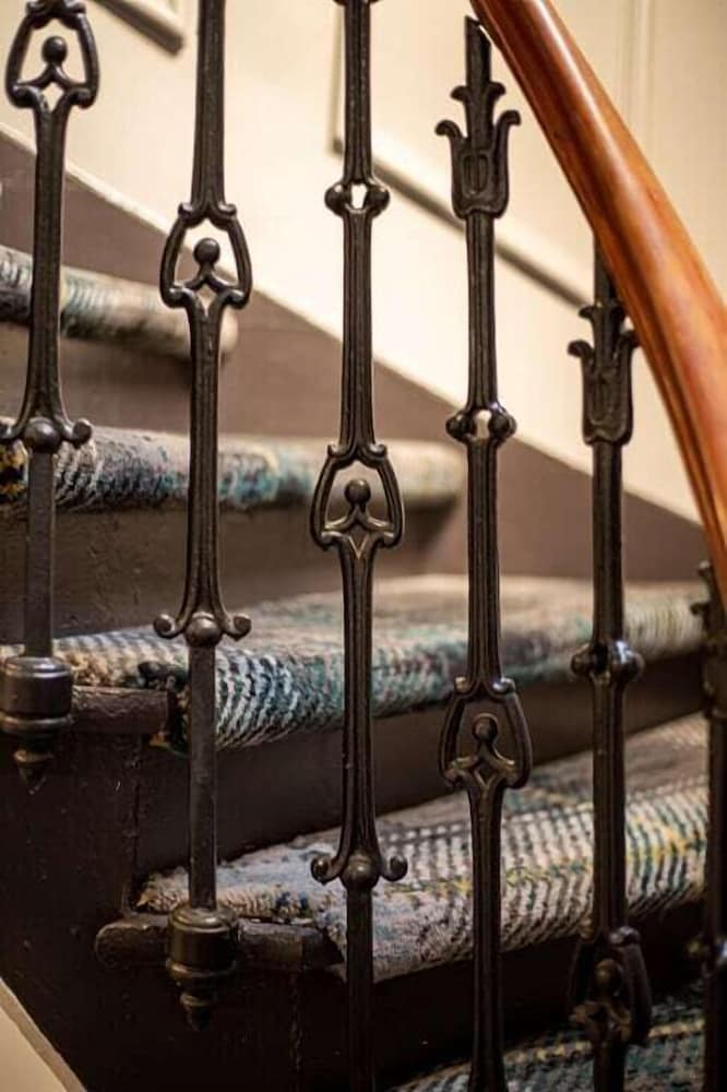 Whisky Vaults Hotel 24/50