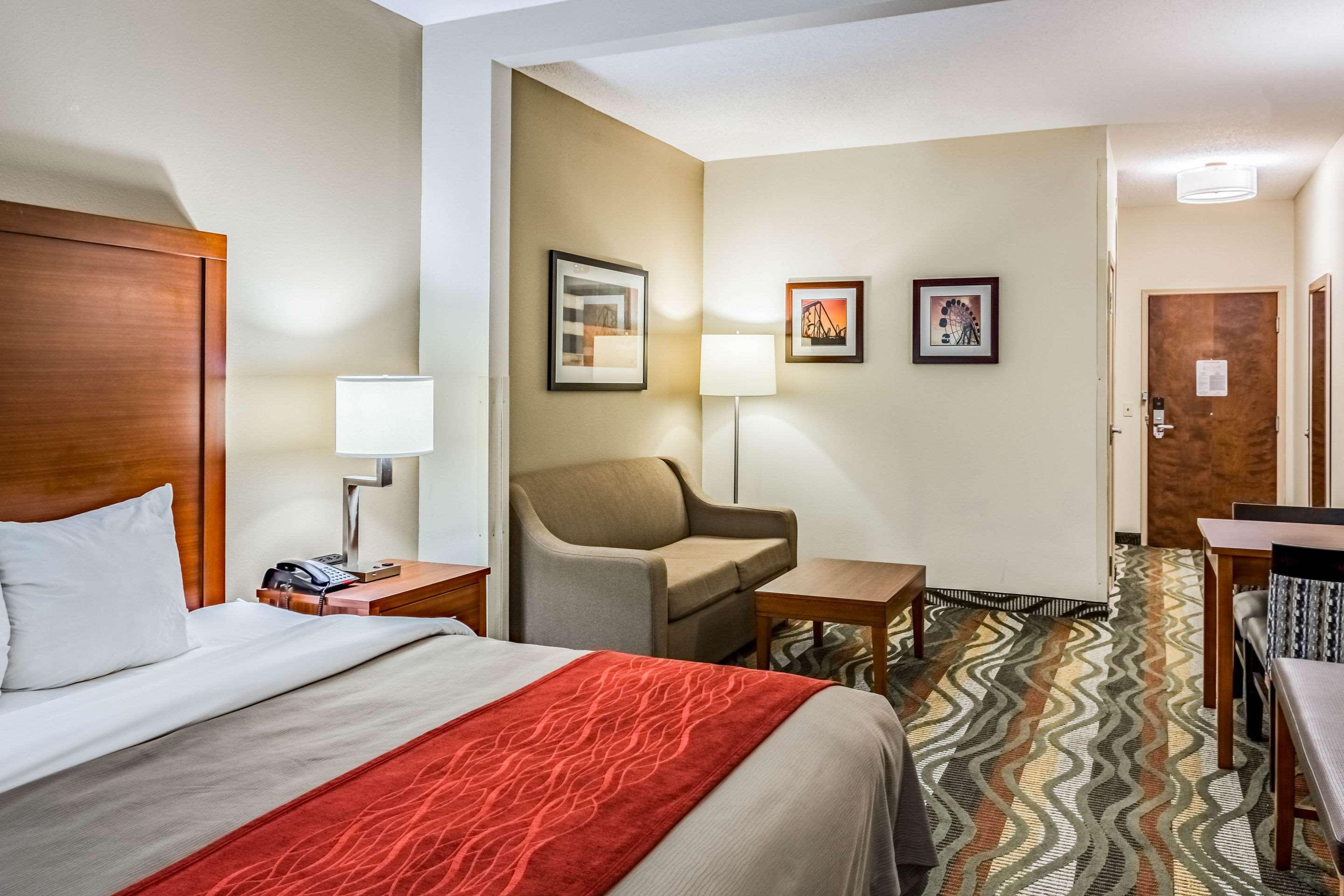 SUITE, KING BED, ACCESSIBLE